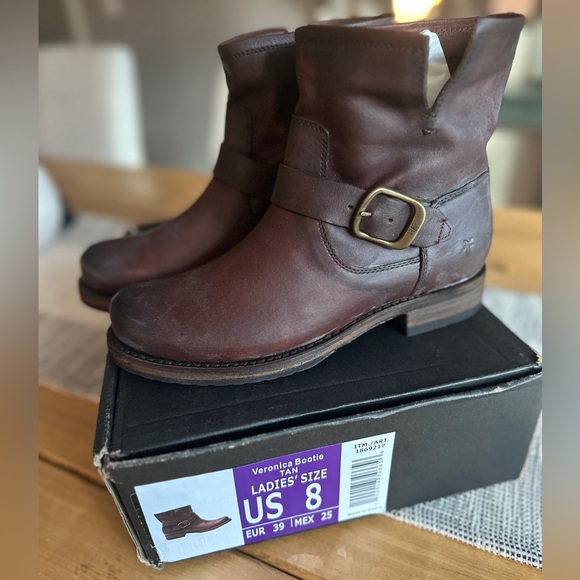 NEW Women’s FRYE Veronica Leather Boots - Picture 4 of 6